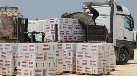 Israelíes destruyen sacos con harina destinados a los gazatíes (VIDEOS)