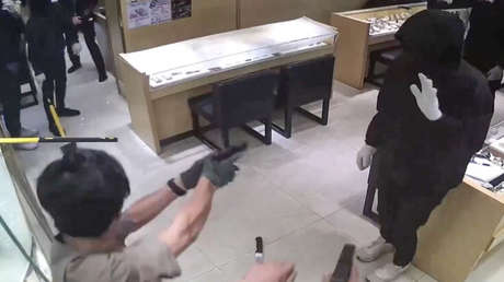 VIDEO: Intentan robar una joyería en Hong Kong y pasa esto