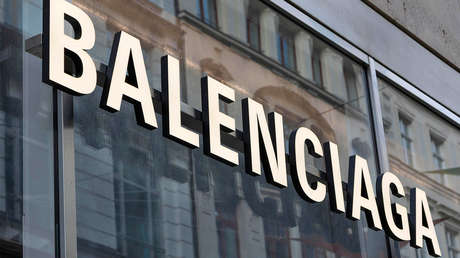 Una exempleada de Balenciaga explica el peligro de comprar ropa en tiendas con descuento