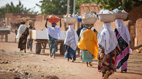 Un político nigeriano casará a 100 huérfanas