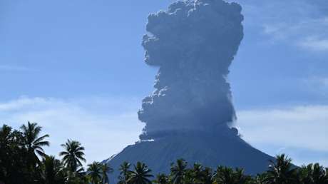 VIDEO: Un volcán indonesio entra en erupción y lanza una colosal columna de humo