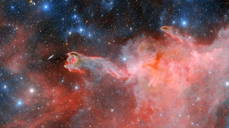 Captan la 'mano de Dios' en el firmamento a "punto de devorar" una galaxia