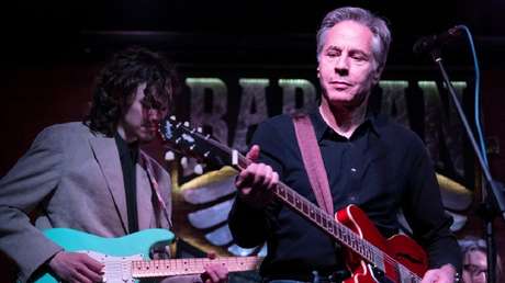 Blinken toca la guitarra, canta y come pizza en su visita a Kiev (VIDEOS)