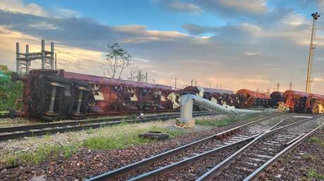Fuertes ráfagas de viento vuelcan un tren de mercancías en Italia (VIDEO)