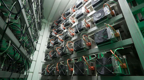 Hallan casi 400 máquinas de criptominería en inmueble de un exdiputado paraguayo