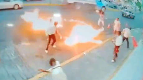 Un 'tragafuegos' se defiende de una banda de mariachis lanzándoles llamaradas (VIDEO)