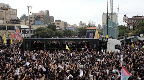 "Muerte a Estados Unidos": Así se vio el entorno cercano a la tumba de Raisi