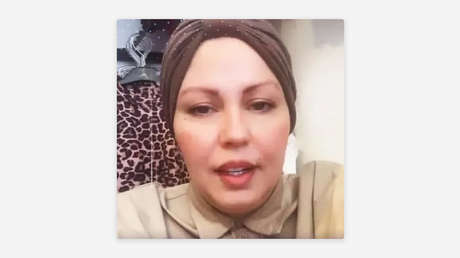 Apuñala en el cuello a su hermana durante transmisión en directo