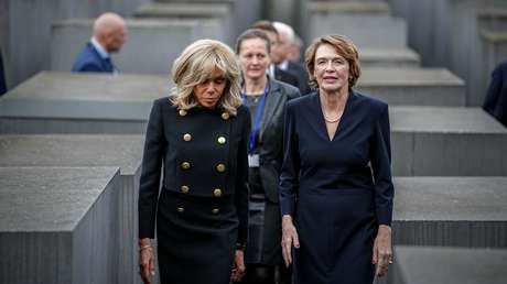 FOTO: Las primeras damas de Francia y Alemania se ríen durante una visita al Monumento del Holocausto