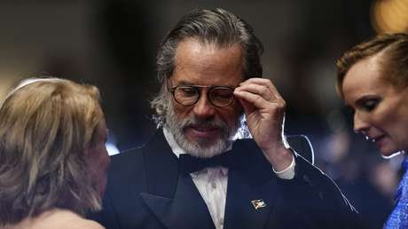 Vanity Fair borra un detalle del traje con la bandera palestina de una foto del actor Guy Pearce