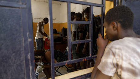 Encerrar y encadenar: así lucha este país de África contra la mortal droga hecha con huesos humanos