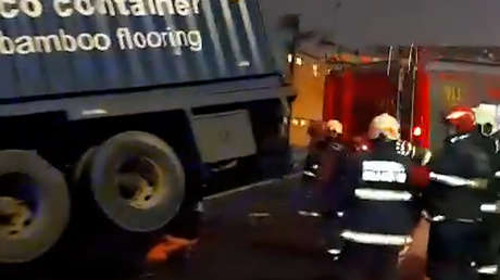 Un camión pierde el control y pende de una importante vía de Buenos Aires