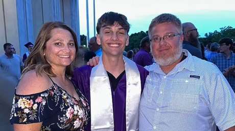 Retrasan la entrega de diploma a un estudiante por alabar a Dios en su discurso de graduación