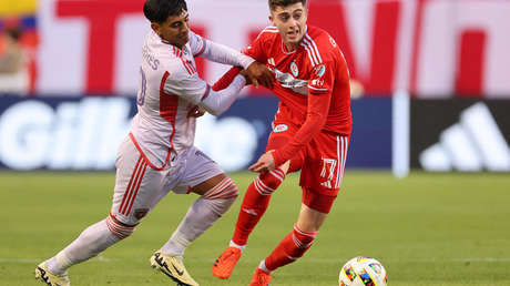 Futbolista marca insólito gol y la Red lo llama el "más feo de la historia" (VIDEO)