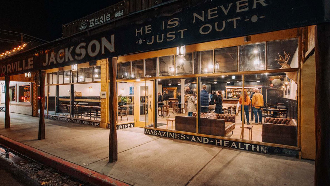 Bar estadounidense causa polémica por declarar el "mes de la heterosexualidad"