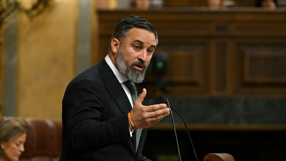 Duelo epistolar: Abascal le dice a Sánchez que los españoles son víctimas de su "corrupción"