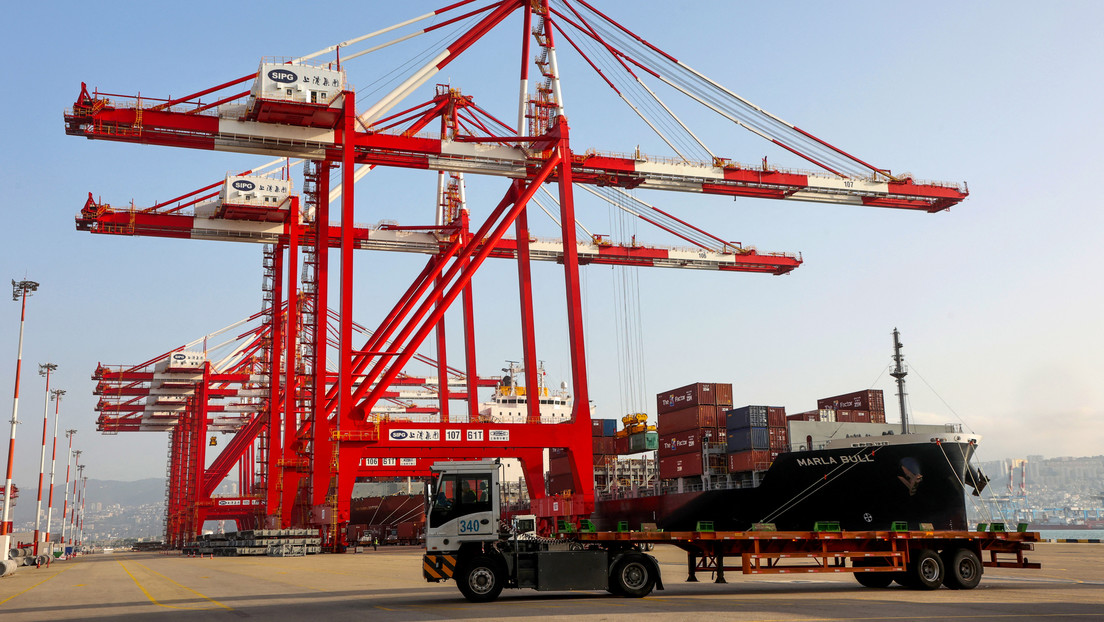 Hutíes atacan dos buques cargados con equipos blindados en un puerto israelí