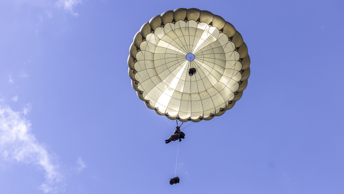 VIDEO: Paracaidistas británicos deben mostrar su pasaporte nada más aterrizar en Normandía por el Día D