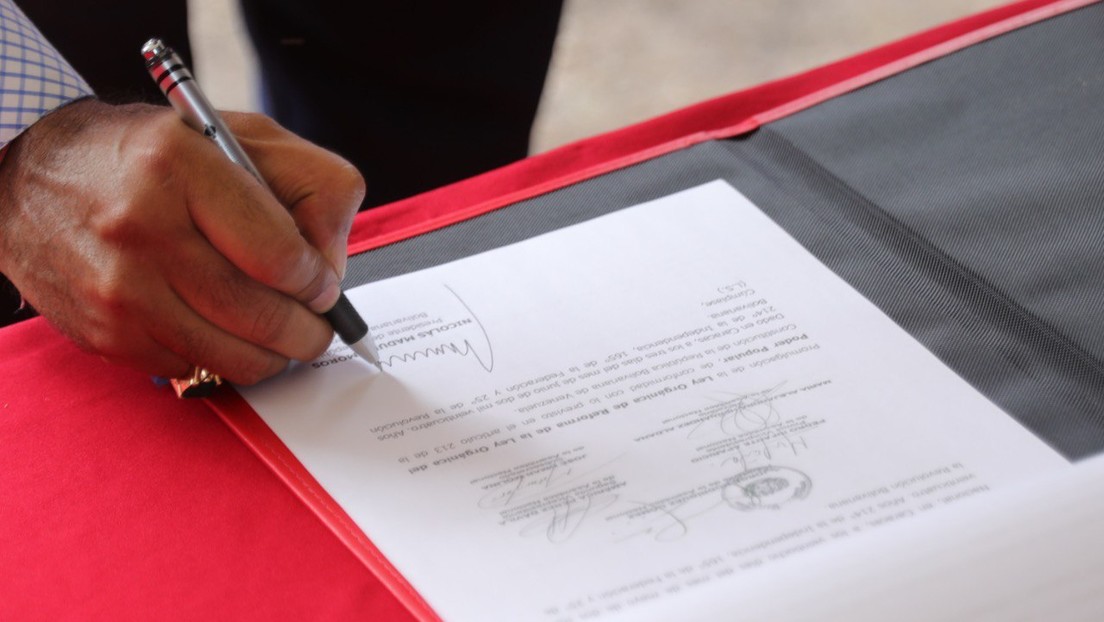 "Un nuevo y moderno Estado": Maduro firma la reforma de la Ley Orgánica del Poder Popular