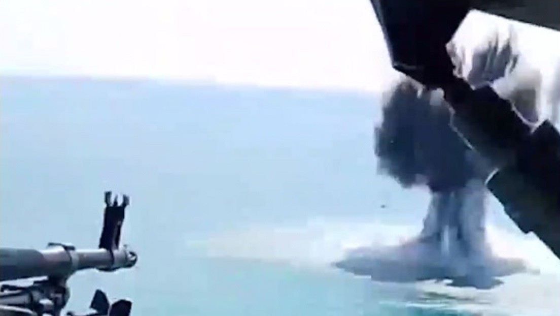 A lo 'Misión Imposible': Hace explotar un dron ucraniano al dispararle desde un helicóptero