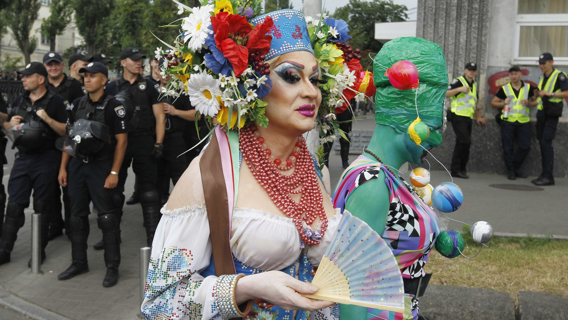 Reclutadores militares llegan a un evento LGBT en Kiev e intentan llevarse a hombres