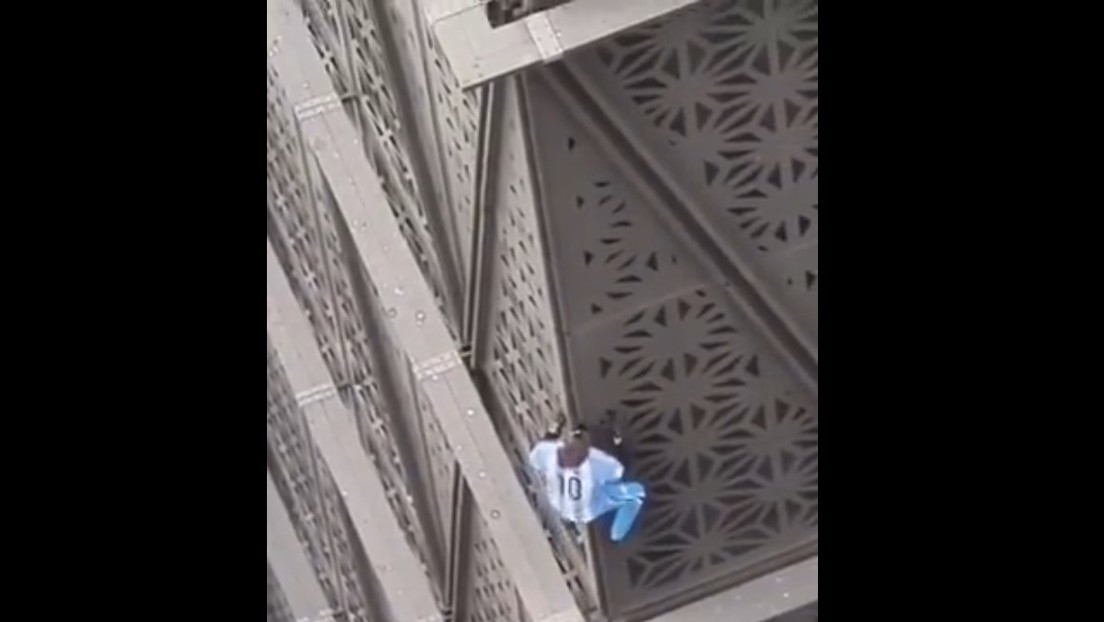 Un hombre vestido como Messi escala sin protección una de las torres más altas de Argentina (VIDEOS)