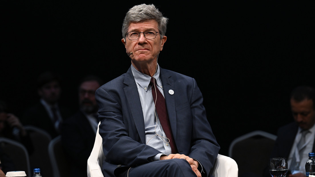 Jeffrey Sachs: EE.UU. creció sumido en una "gran arrogancia" que arrastró al mundo a tres crisis geopolíticas