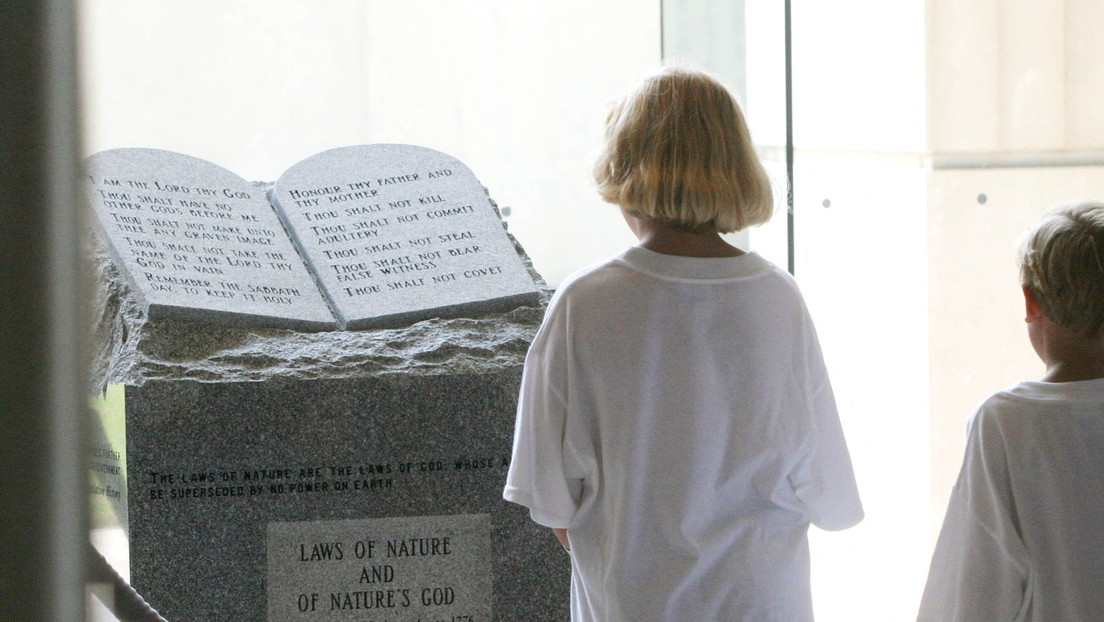 Un estado de EE.UU. ordena exhibir los Diez Mandamientos en colegios y universidades públicas