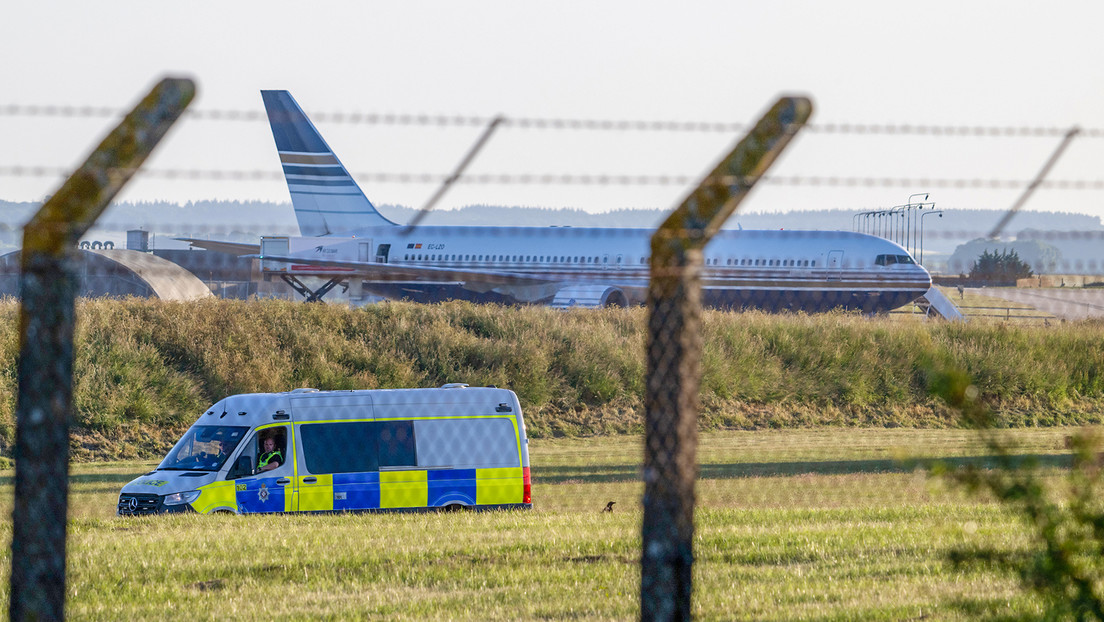Alto cargo británico: El plan para deportar indocumentados a Ruanda es "una mierda"