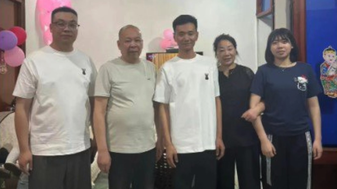 Una pareja china se reencuentra con su hijo 'muerto' después de 33 años