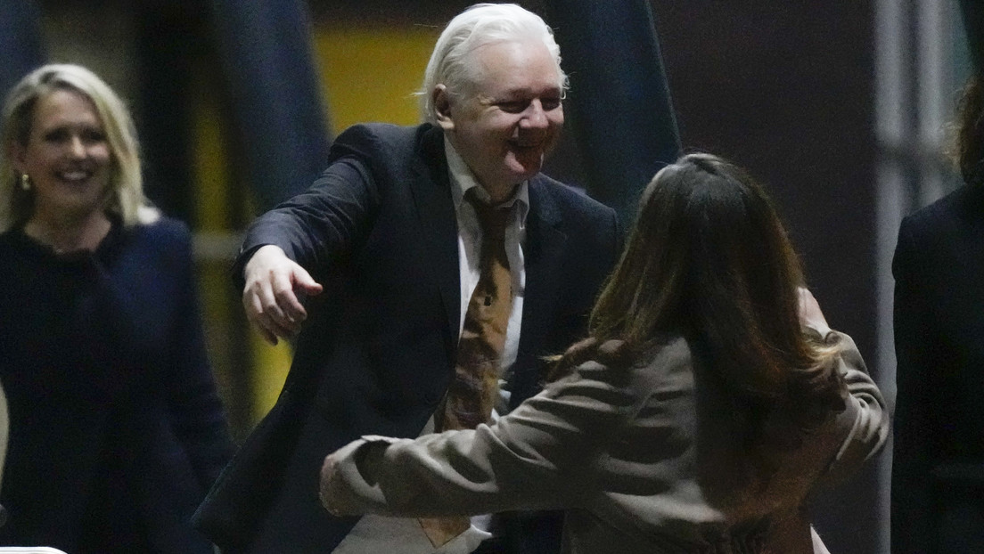VIDEO: Conmovedor abrazo de Assange con su esposa y su padre entre un estruendoso aplauso