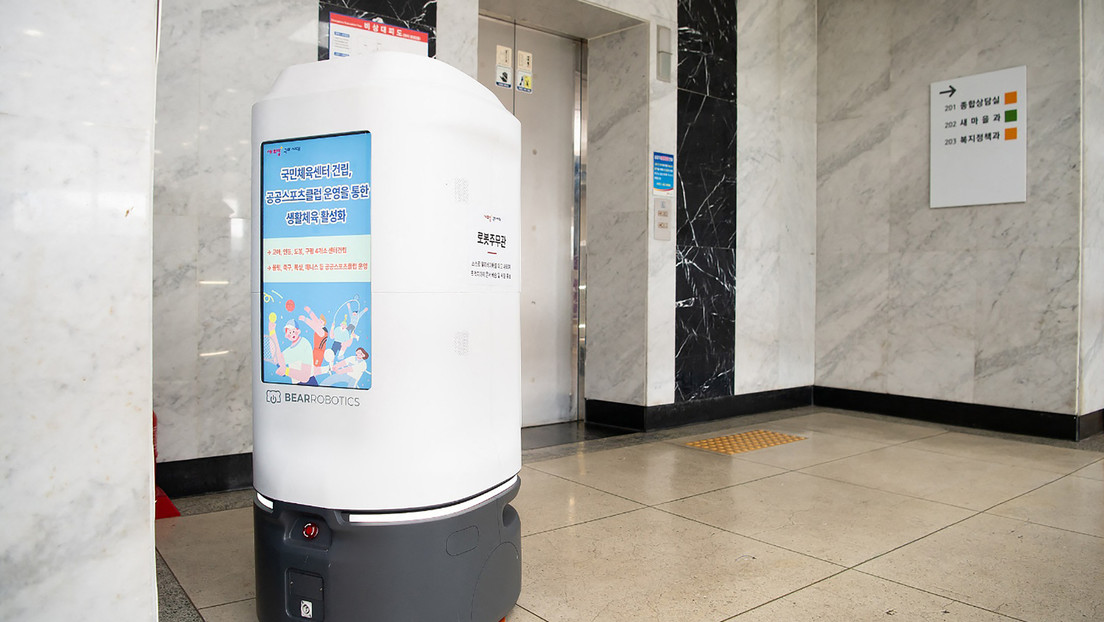 'Se suicida' un robot que trabajaba como servidor público