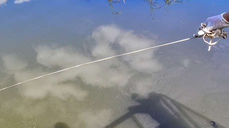 Una pareja de EE.UU. pesca con un imán una caja fuerte con 100.000 dólares