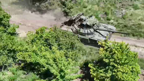 VIDEO: Tanquistas rusos destruyen una fortificación ucraniana y sus reservas a punto de llegar