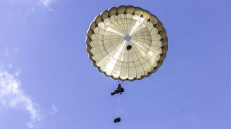 VIDEO: Paracaidistas británicos deben mostrar su pasaporte nada más aterrizar en Normandía por el Día D