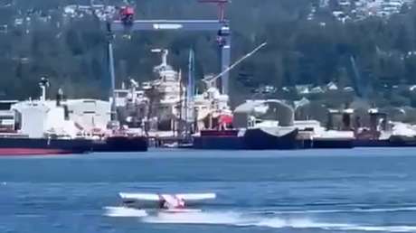 VIDEO: Hidroavión embiste a un barco en Canadá y termina semisumergido