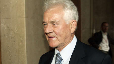 Detienen a un multimillonario de 91 años por agresión sexual