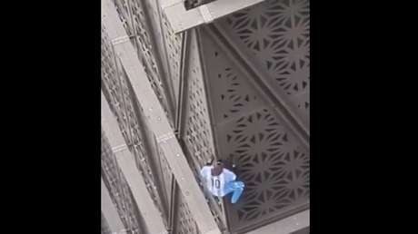 Un hombre vestido como Messi escala sin protección una de las torres más altas de Argentina (VIDEOS)