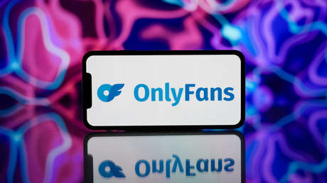 Detienen a un policía por aparecer en un video de OnlyFans mientras estaba de servicio