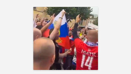 VIDEO: Hinchas serbios corean "Vladímir Putin" en la Eurocopa
