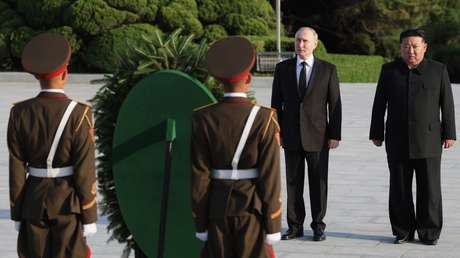 VIDEO: Putin y Kim Jong-un depositan ofrendas en el Monumento a la Liberación en Pionyang