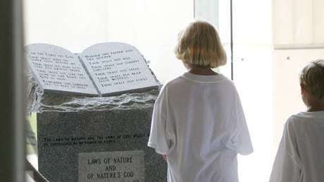 Un estado de EE.UU. ordena exhibir los Diez Mandamientos en colegios y universidades públicas