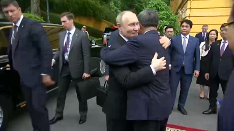 Jóvenes con banderas y orquesta tocando el himno ruso: Hanói recibe a Putin