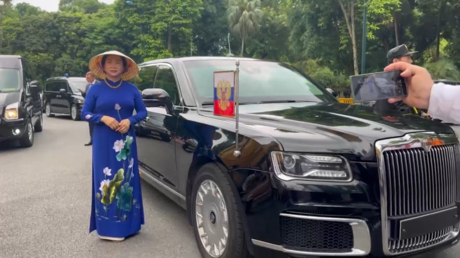 Vietnamitas hacen cola para tomarse una foto con el Aurus de Putin (VIDEOS)