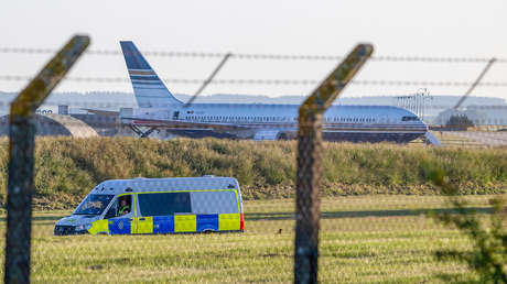 Alto cargo británico: El plan para deportar indocumentados a Ruanda es "una mierda"