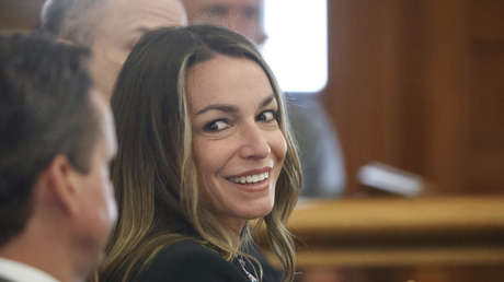 Polémica por el caso de Karen Read, acusada de matar a su novio policía y criticada por sonreírle al juez