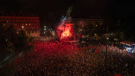 Gases lacrimógenos contra disturbios culminan las legislativas francesas