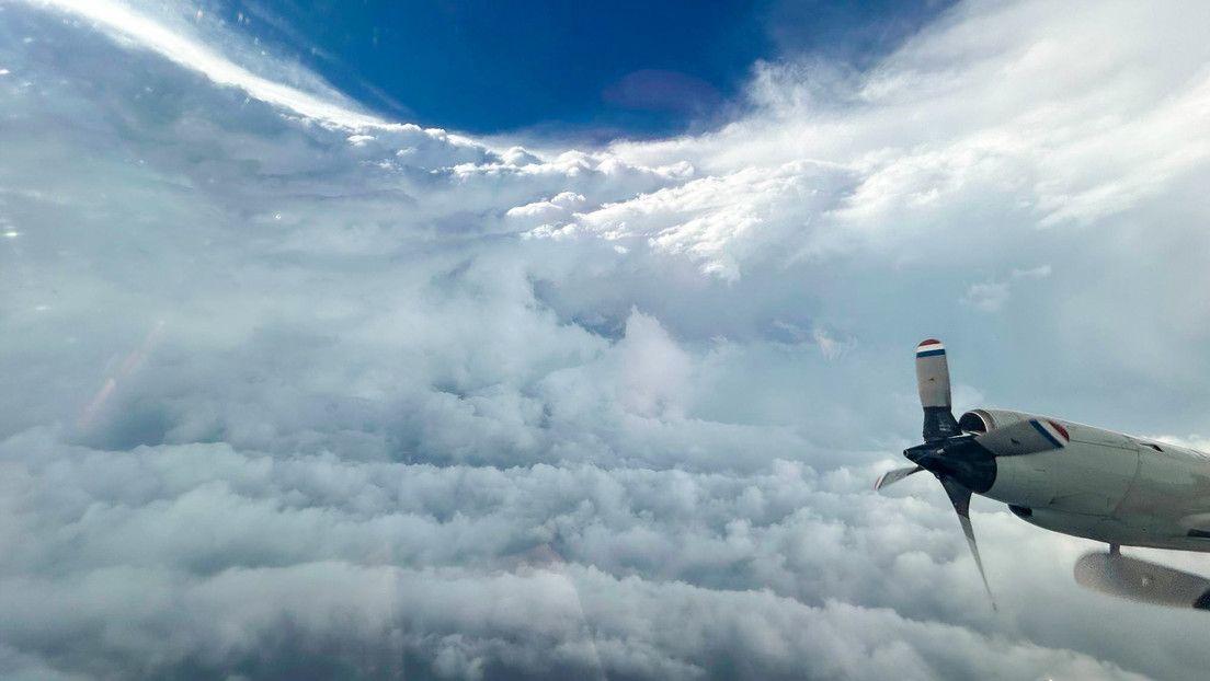 Las extraordinarias imágenes grabadas por 'cazatormentas' en el ojo del huracán Beryl