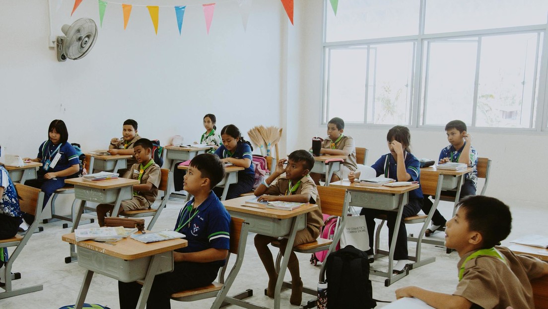 Expulsan a profesora por enseñar su ropa interior en directo mientras daba clase