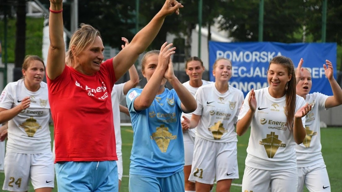 Portera de un club de fútbol femenino resultó ser un hombre buscado por la Justicia